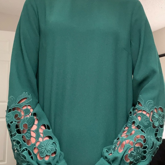 Elegant Green Dress with Lace Sleeves - Picture 2 of 4